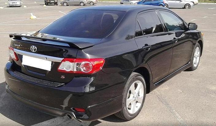 черный седан Королла