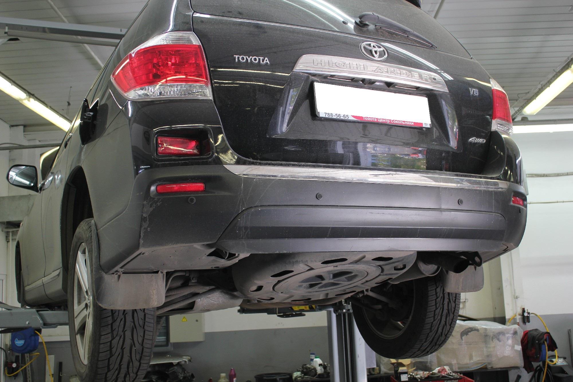 Хайлендер на подъемнике в сервисе