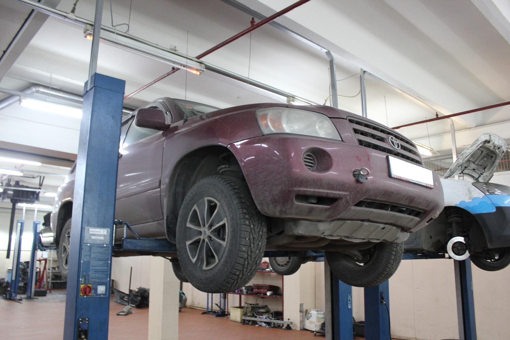 внедорожник Хайлендер на подъемнике