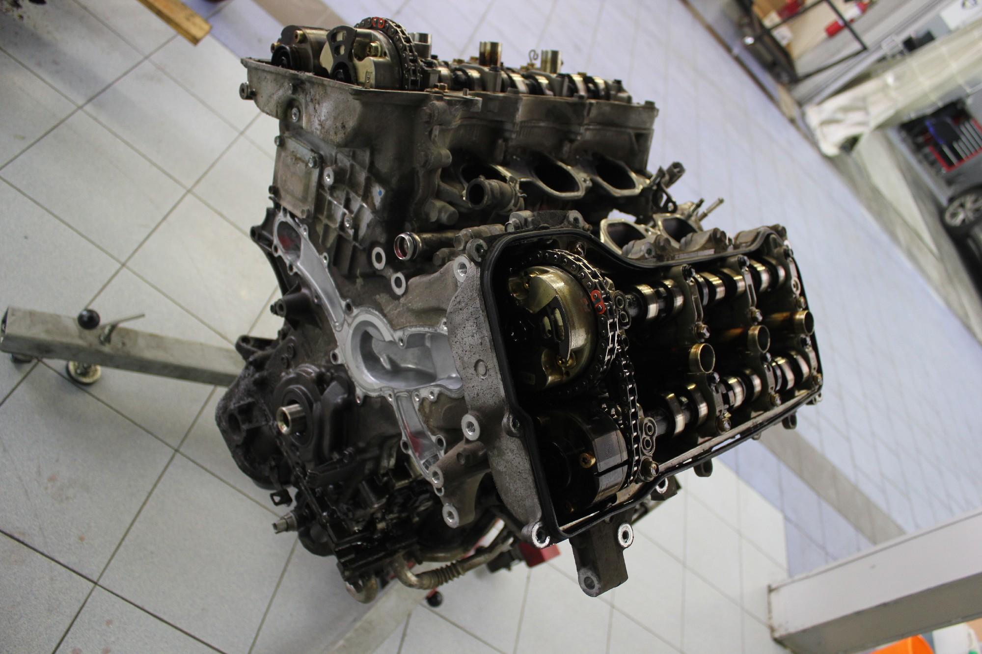 разобранный двигатель Тойоты