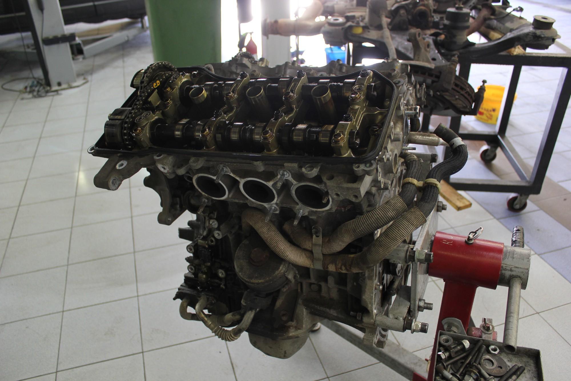 разобранный двигатель на стенде