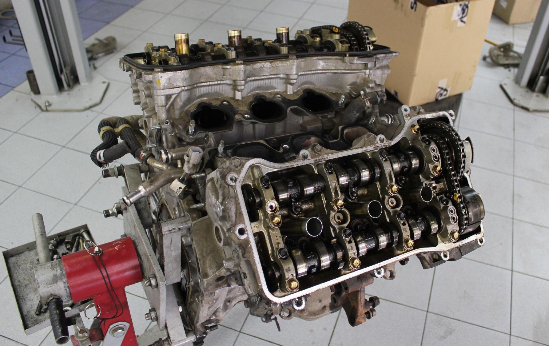 разобранный мотор V6