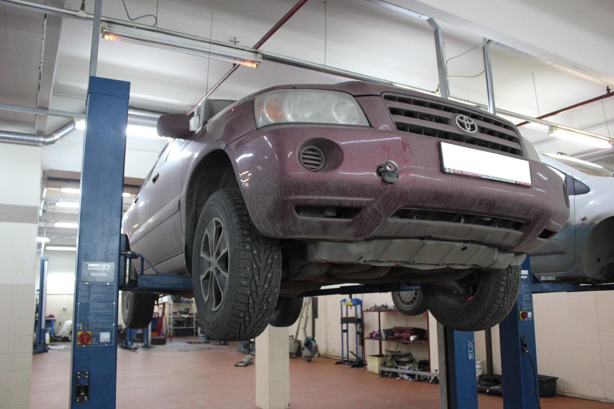 Хайлендер на подъемнике в автосервисе