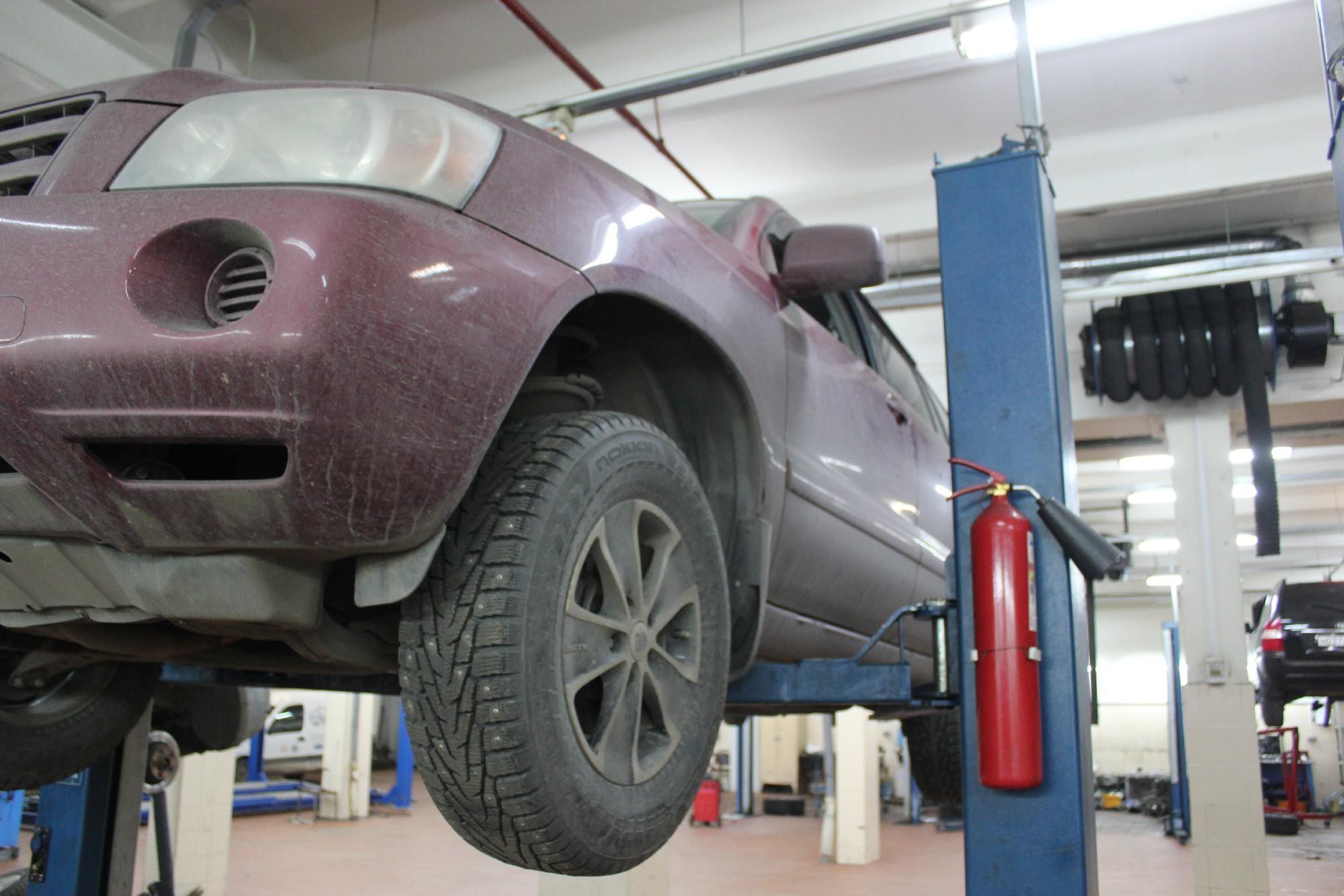 Тойота Хайлендер в автосервисе на обслуживании