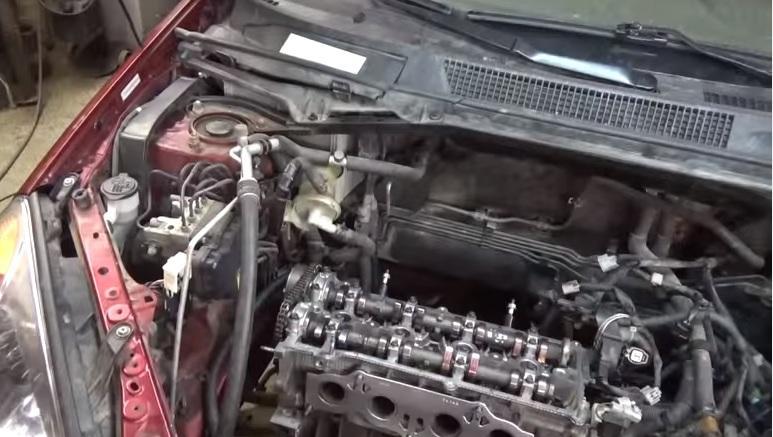 разобранный двигатель на Рав 4