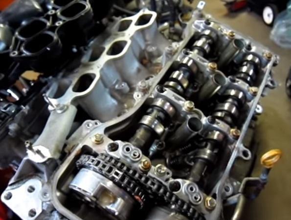 разобранный двигатель