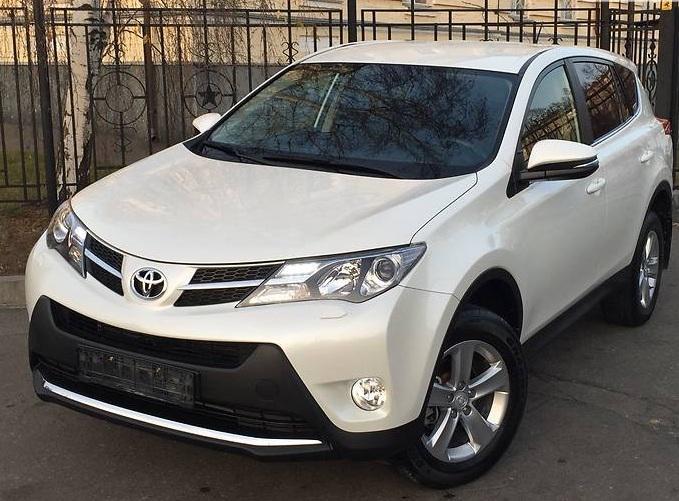 белый кроссовер Тойота