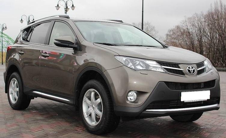 Тойота Рав 4 на улице