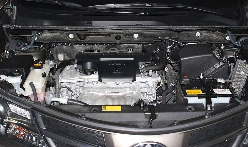 открытый капот на Рав 4