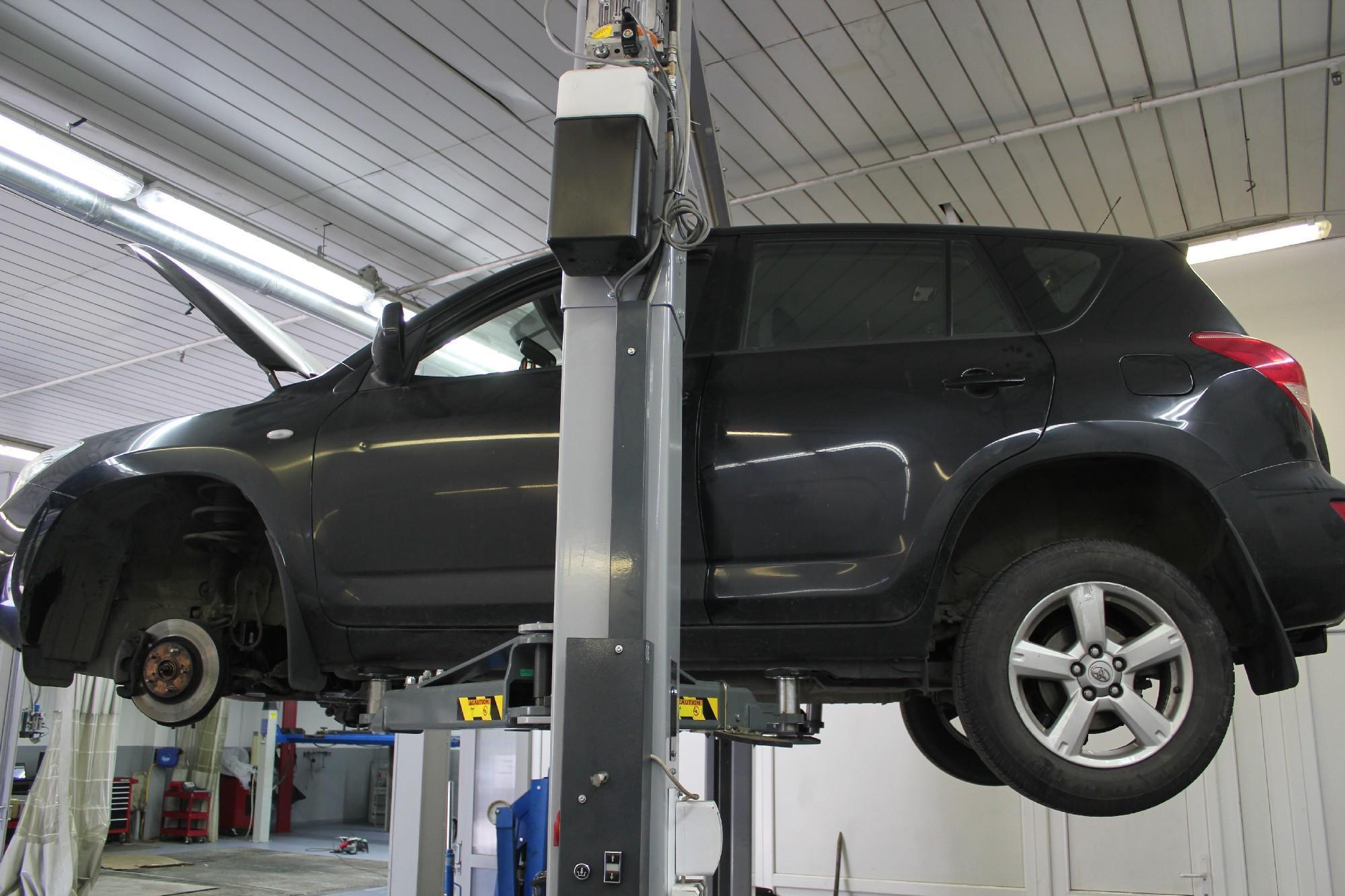 Рав 4 на подъемнике