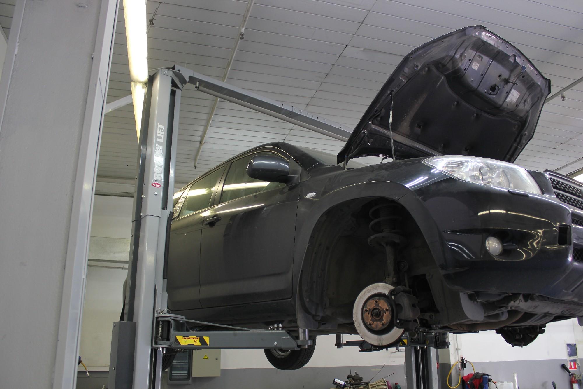 Тойота Рав 4 на подъемнике