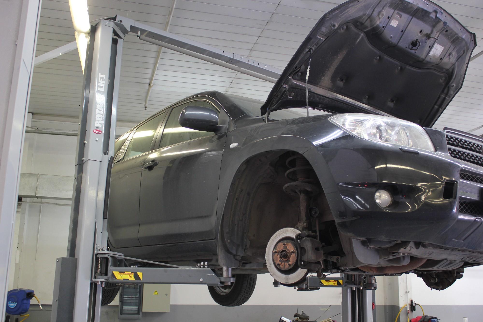 открытый капот на Рав 4