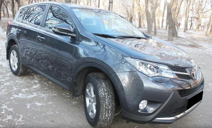 Тойота Рав 4 на улице