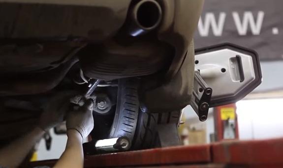 автомобиль на стенде сход-развала