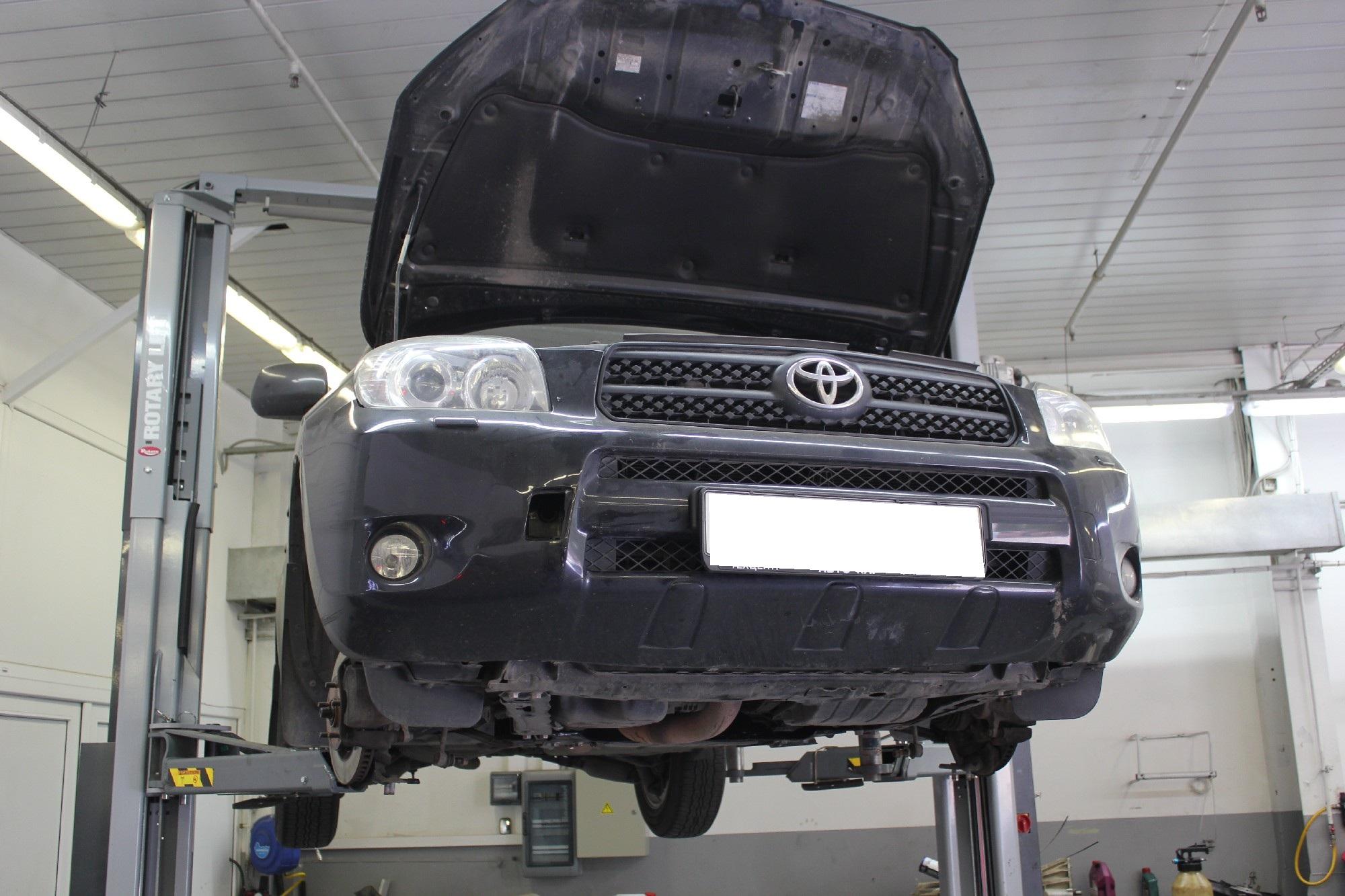 Рав 4 на подъемнике