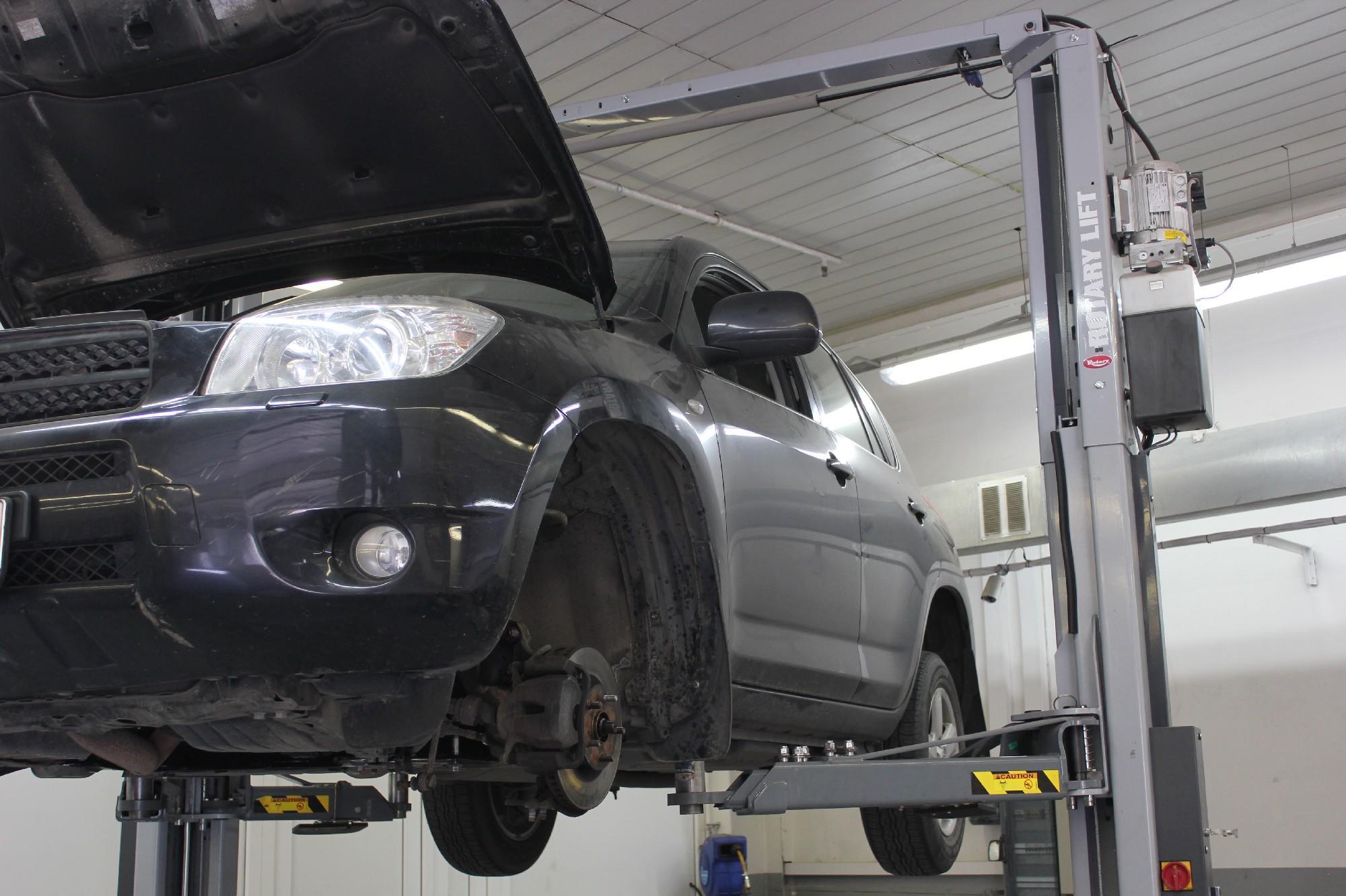 Тойота Рав 4 на подъемнике