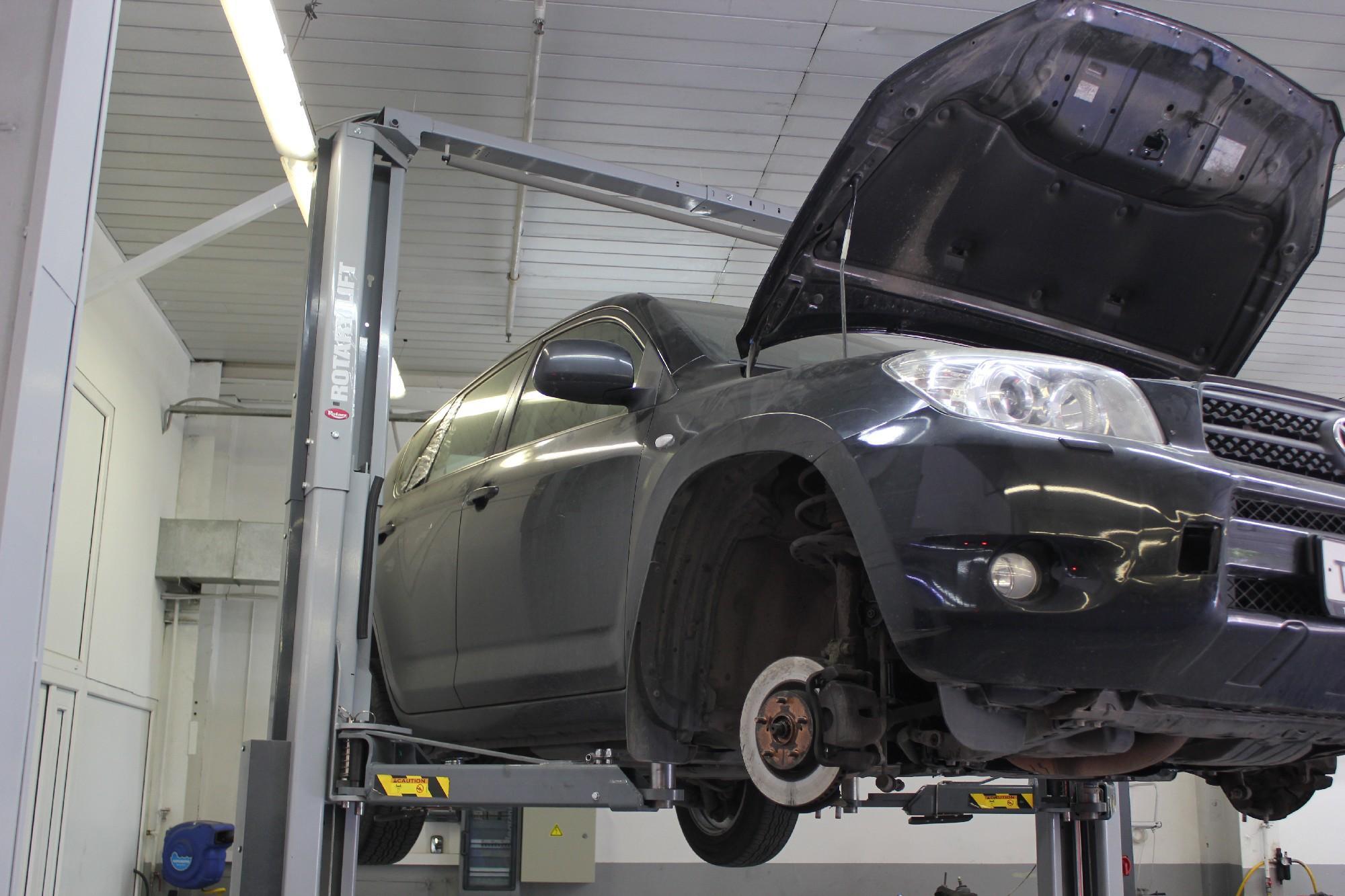 Рав 4 на подъемнике