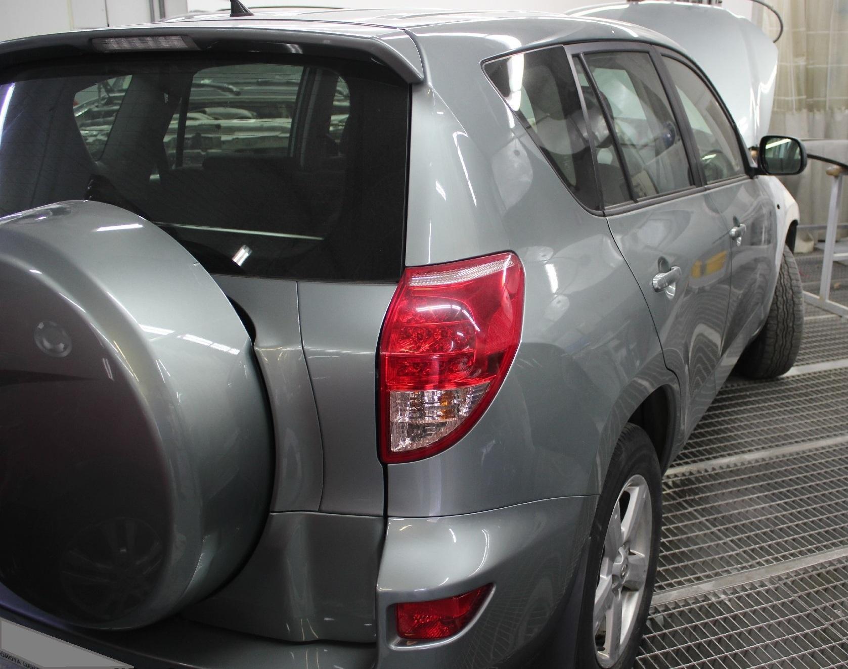 серый Рав 4 на СТО