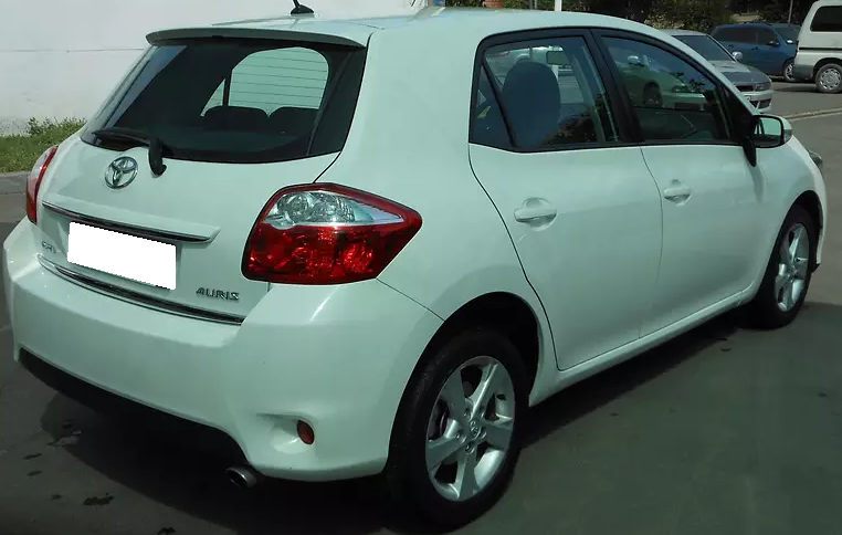 белая Тойота Аурис