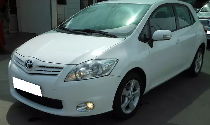 белый Аурис