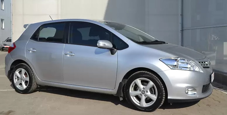 серый Аурис сбоку