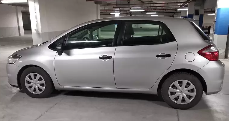 серебристый Аурис сбоку