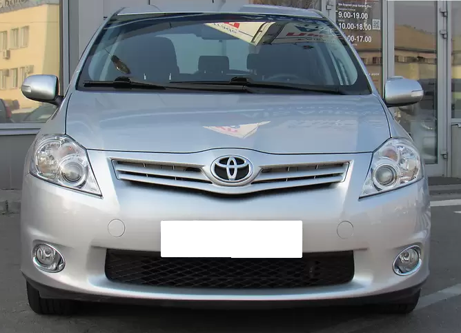 Тойота Аурис спереди