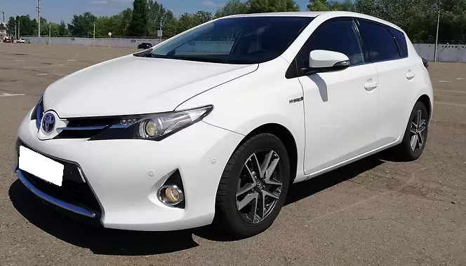 белая Тойота Аурис