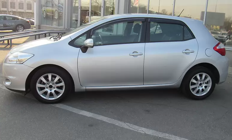 серый Аурис