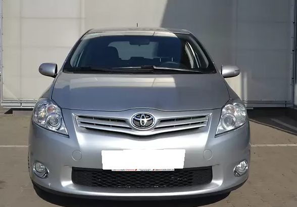 Тойота Аурис спереди