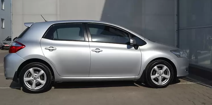 Тойота Аурис сбоку