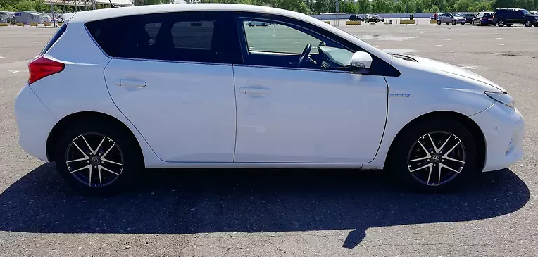 белая Тойота Аурис сбоку