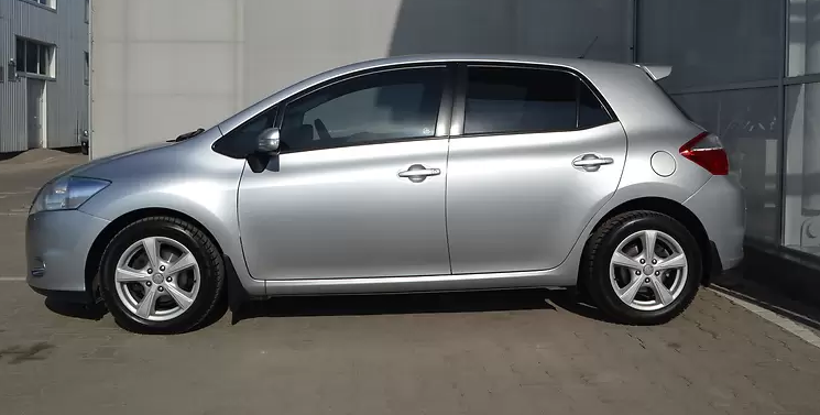 Тойота Аурис сбоку