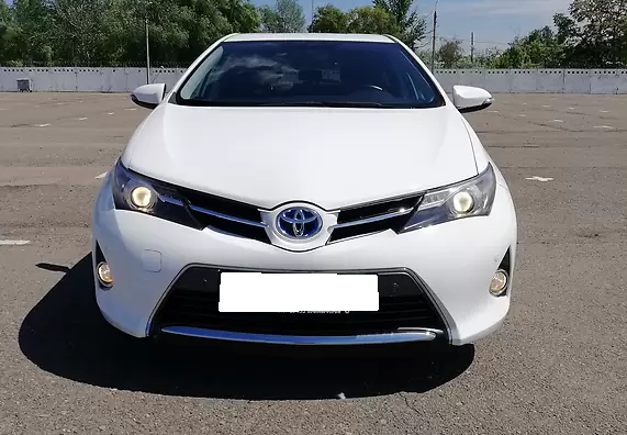 белый Аурис спереди