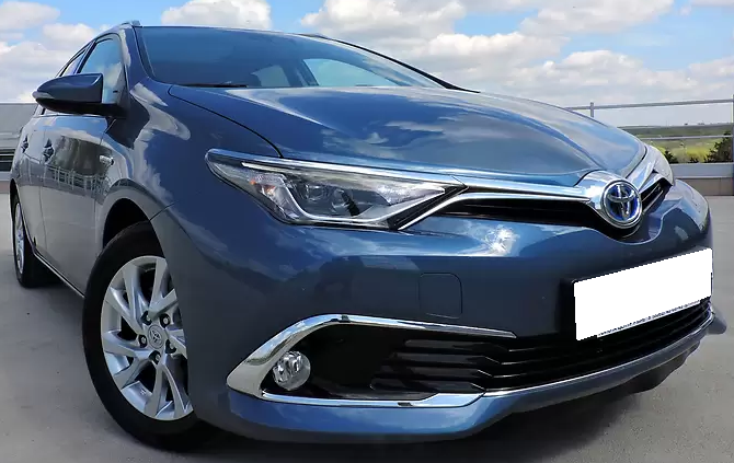 синий Аурис спереди