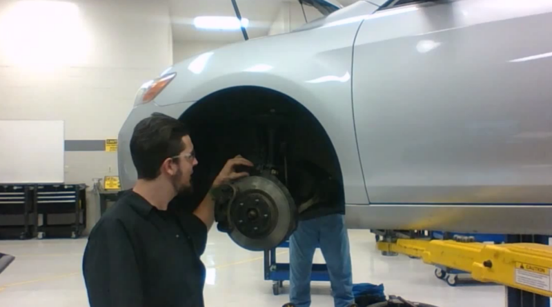 осмотр Камри на подъемнике