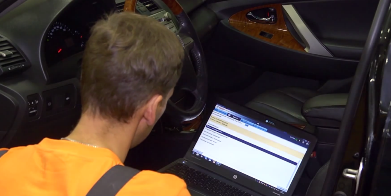 диагност проводит проверку автомобиля