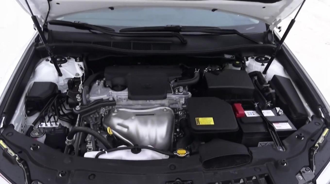 открытый капот на Камри