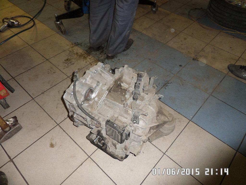 АКПП на полу в автосервисе