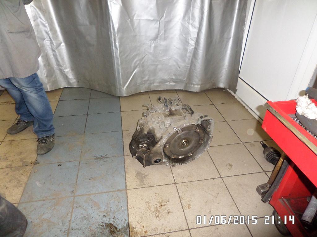 АКПП на полу в автосервисе