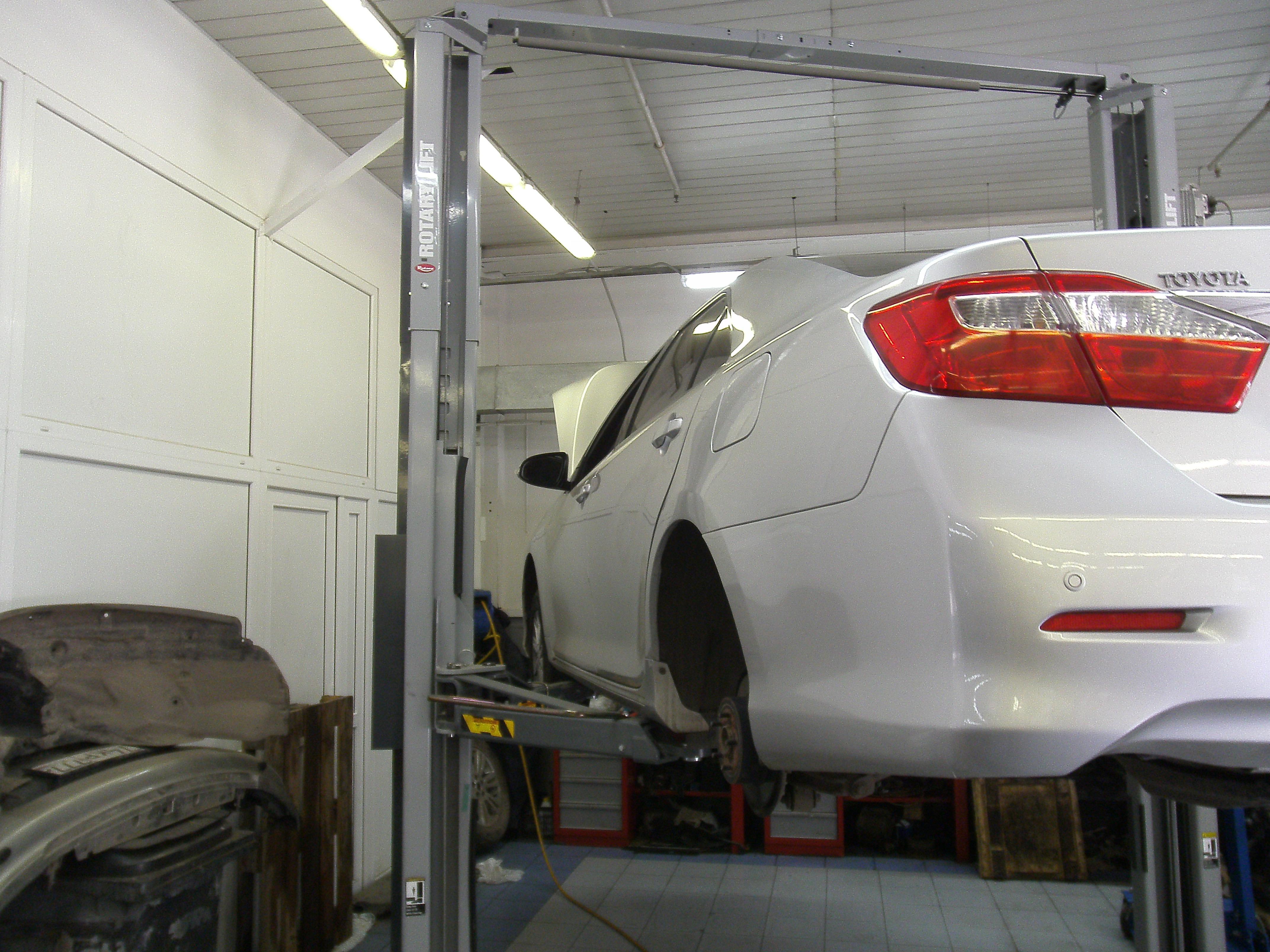 белая Камри на подъемнике
