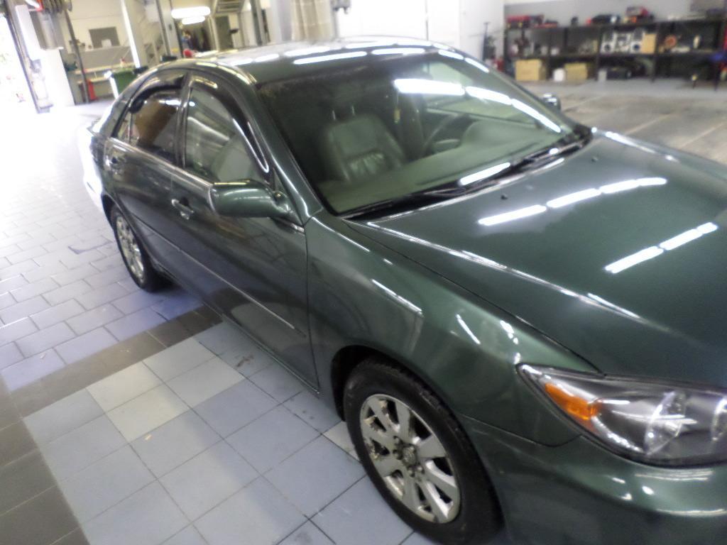 зеленая Камри на СТО