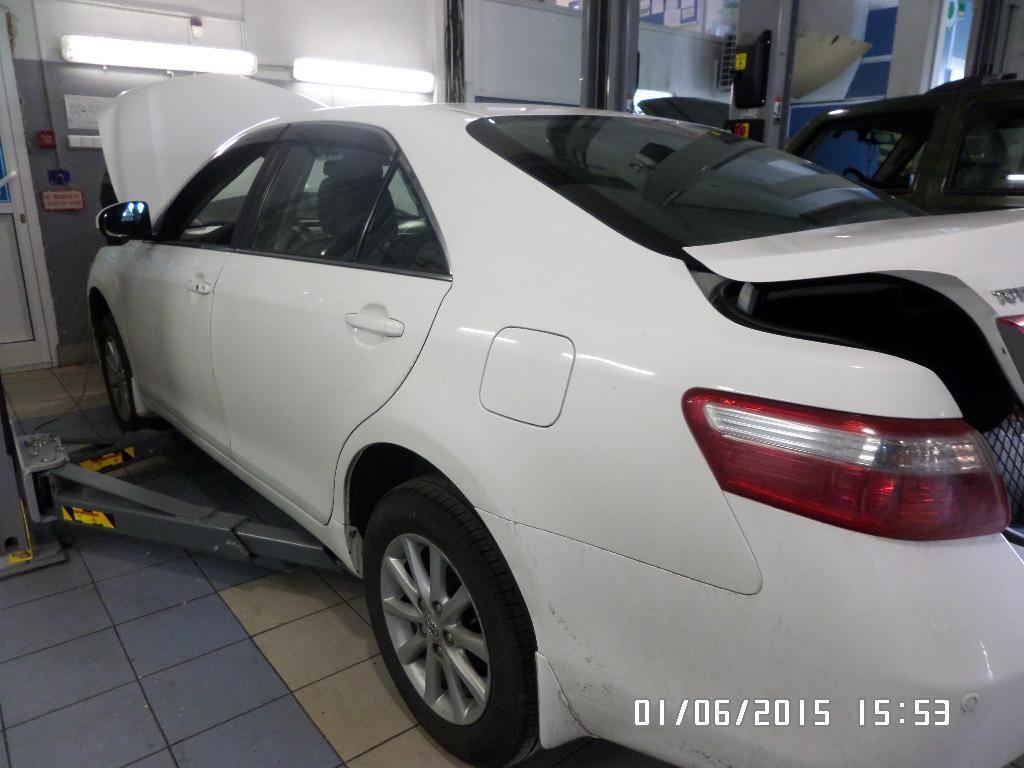 белая Камри в сервисе