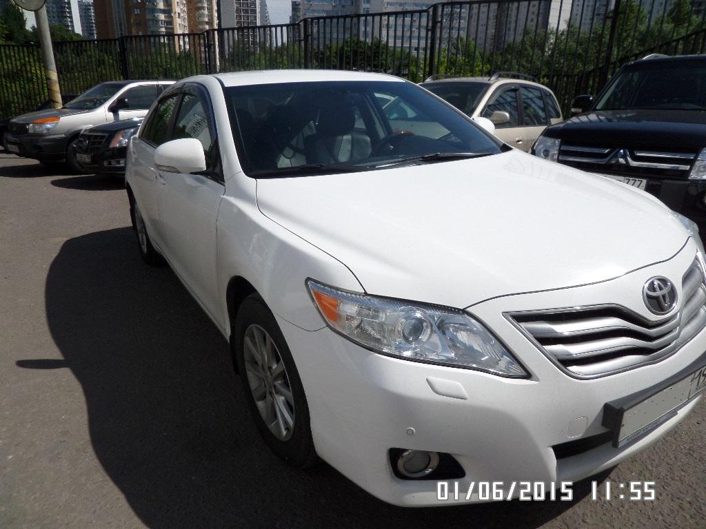 белая Тойота Камри