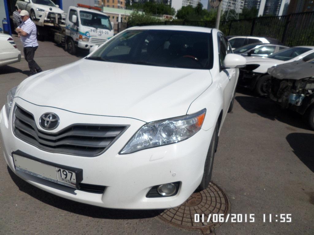 белая Камри на улице