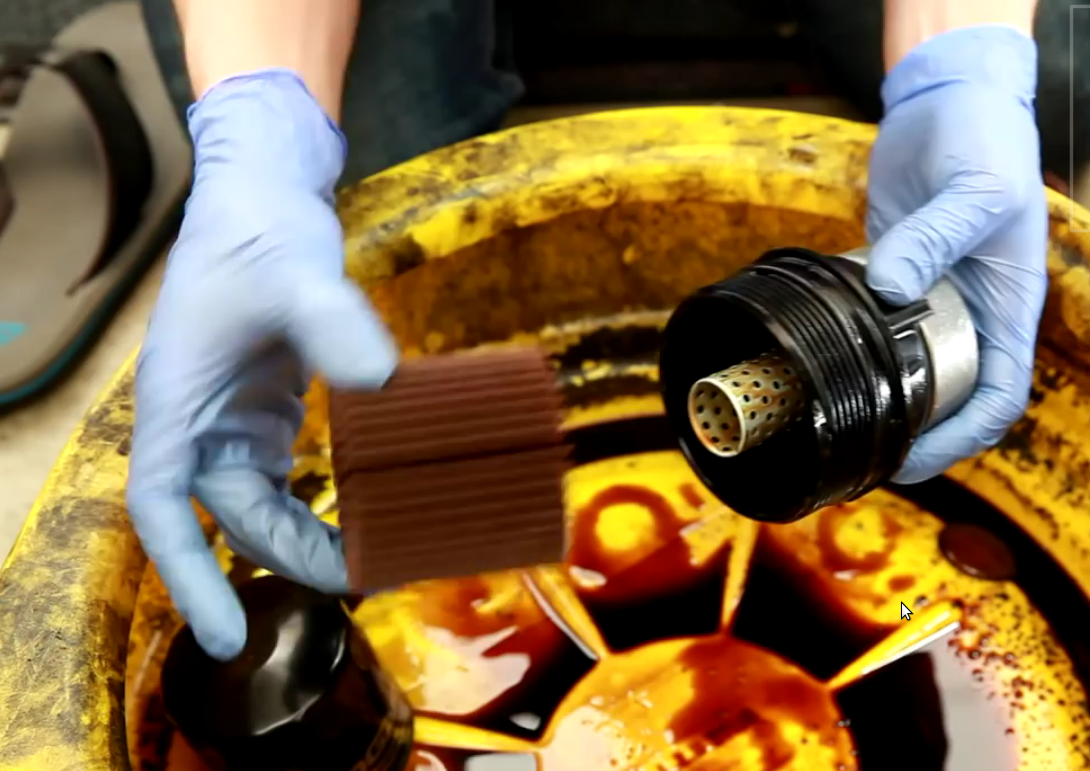 корпус старого масляного фильтра и фильтр