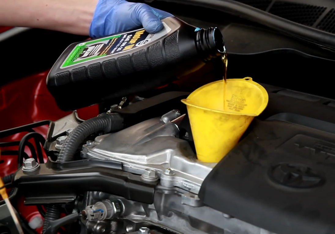 залив моторного масла