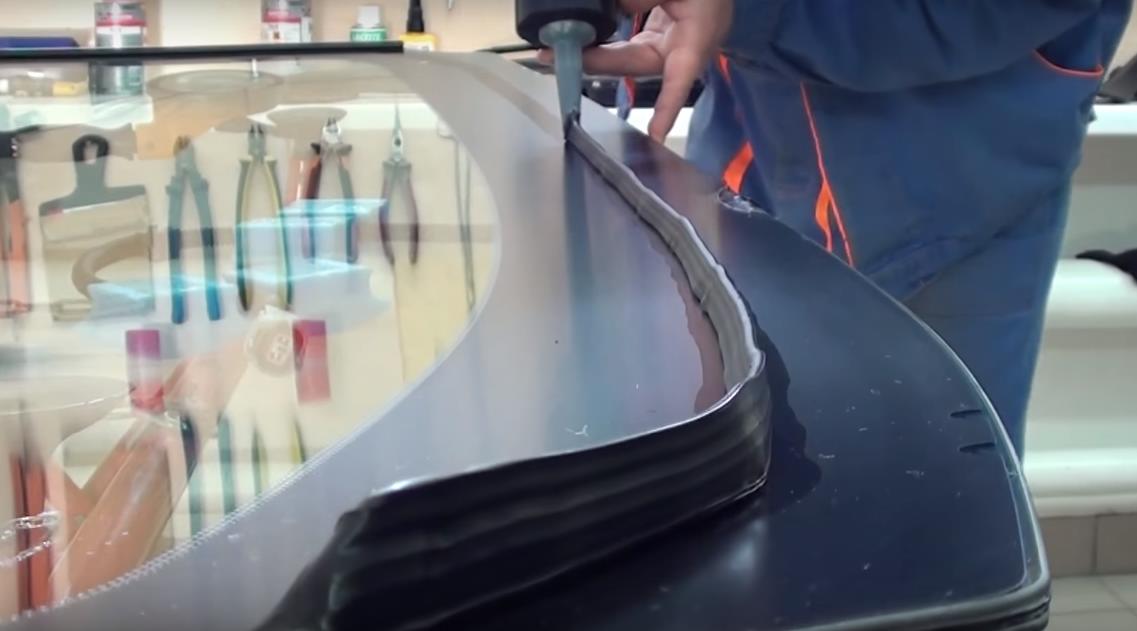 нанесение клея на стекло