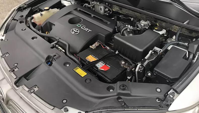 двигатель под капотом