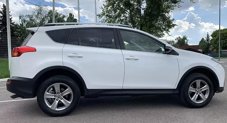 белая Тойота Рав 4